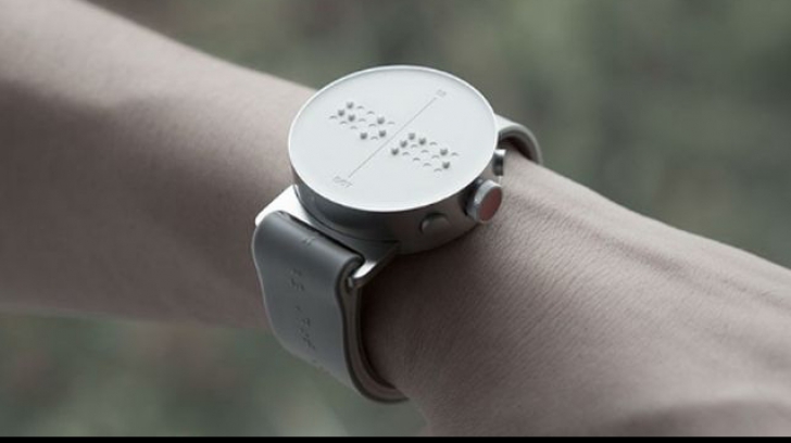 A apărut primul smartwatch pentru nevăzători! Cum arată ceasul inteligent și cum funcționează