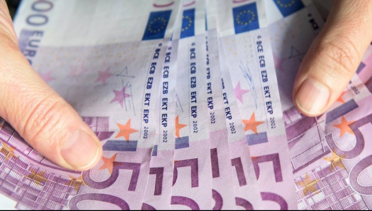 O hunedoreancă a primit din greșeală 12.000 de euro! Ce a făcut cu banii întrece orice imaginație