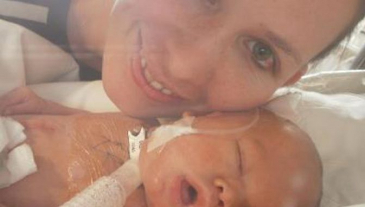 Bebeluşul a stat 12 ore în sicriu, până când mama lui a făcut descoperirea 
