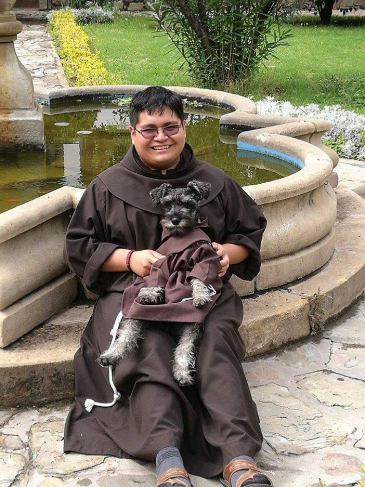 Un grup de călugări a găsit un câine fără stăpân. Povestea emoţionantă care a cucerit internetul 