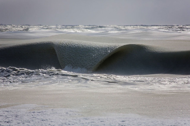 Au înghețat valurile! Localnicii unei insule din Atlantic s-au crucit când au văzut