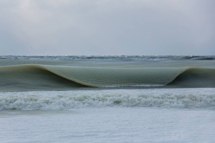 Au înghețat valurile! Localnicii unei insule din Atlantic s-au crucit când au văzut