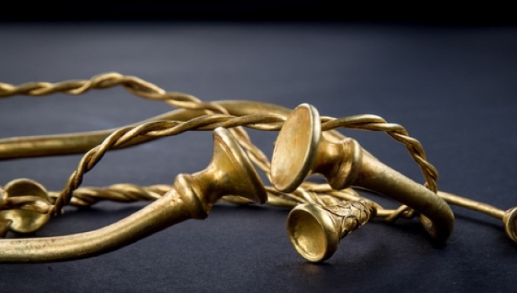 Doi căutători de comori au dat peste descoperirea vieţii lor! Cum arată vechile bijuterii din aur