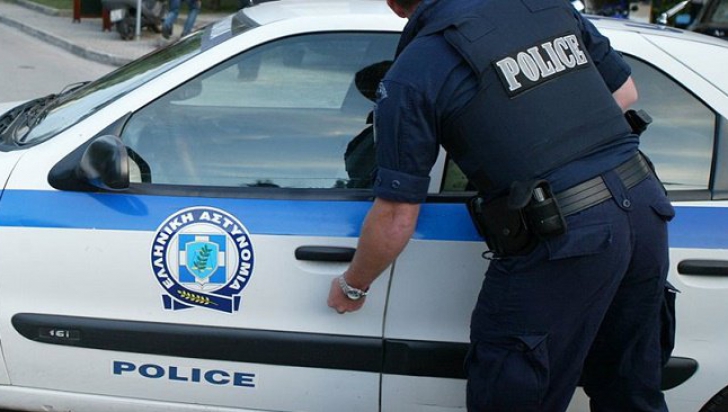 Opt colete suspecte, interceptate de Poliţia din Grecia. Ar fi trebuit să ajungă în Europa