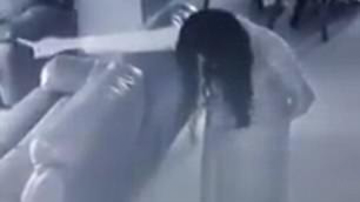 Imagini horror surprinse de camerele video! Ce făcea menajera unei familii în timpul nopţii 