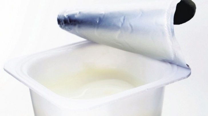 Ce este lichidul albicios din paharul de iaurt. De ce NU ar trebui să-l arunci
