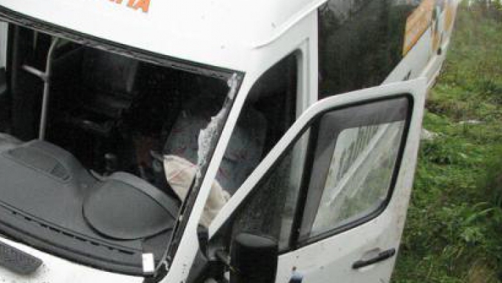 Sibiu: Un microbuz cu șase persoane, răsturnat pe DN14