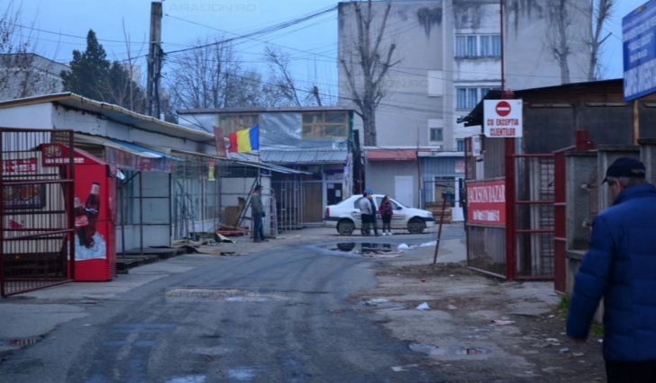 BLOC EVACUAT, la Arad, după ce s-a aprins de la un incendiu din vecinătate / Foto: aradon.ro