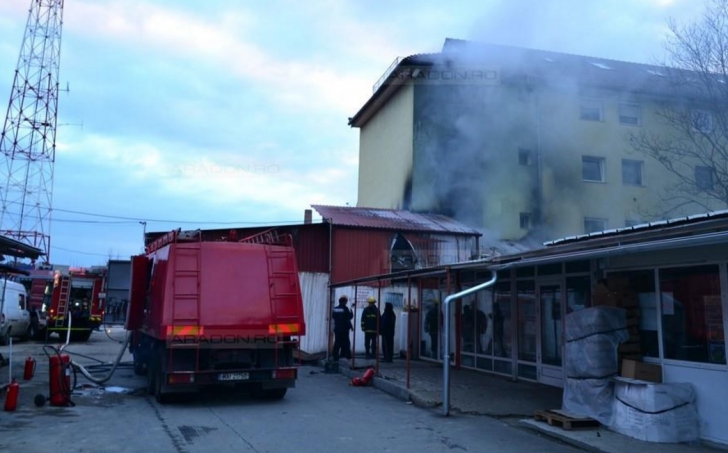 BLOC EVACUAT, la Arad, după ce s-a aprins de la un incendiu din vecinătate / Foto: aradon.ro