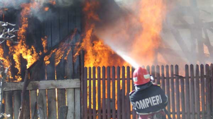 VASLUI. Un bătrân s-a ales cu arsuri GRAVE după ce a încercat să stingă singur un incendiu