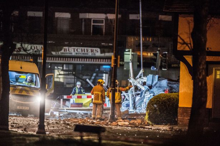 Explozie URIAŞĂ în apropiere de oraşul britanic Liverpool - peste 24 de răniţi, clădire PRĂBUŞITĂ