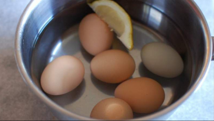 Pune o felie de lămâie în apa în care fierbi ouăle. Rezultatul este uimitor