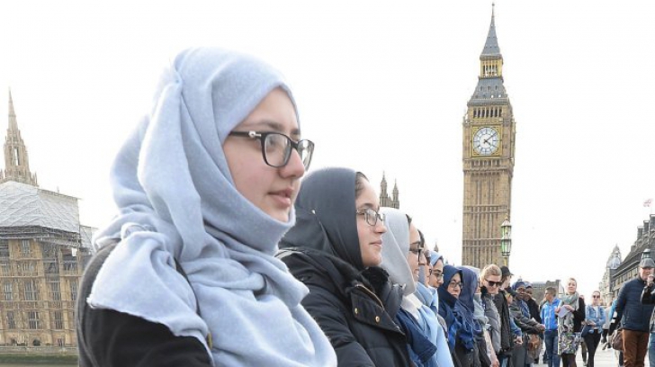 Reacţie emoţionantă a femeilor musulmane după atacul de la Londra. Lanţ uman pe podul Westminster