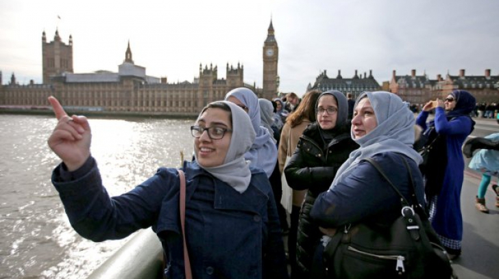 Reacţie emoţionantă a femeilor musulmane după atacul de la Londra. Lanţ uman pe podul Westminster