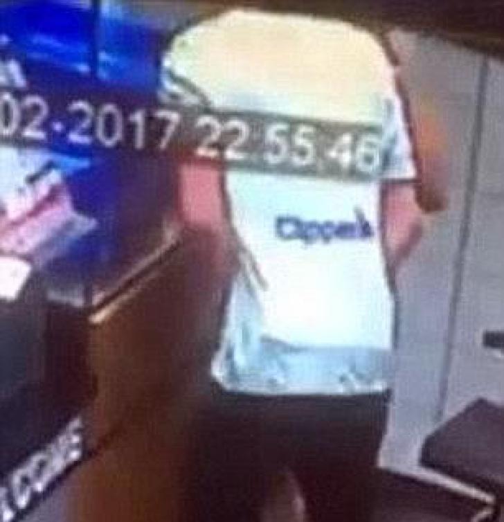 Tineri şi fără ruşine! Partidă fierbinte de amor filmată într-un restaurant. Poliţia a intervenit