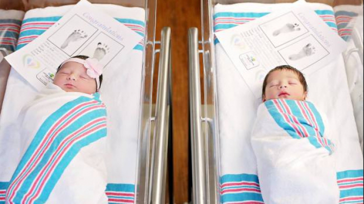 Doi nou-născuți, așezați întâmplător unul lângă altul în spital. Cum îi cheamă e șocant
