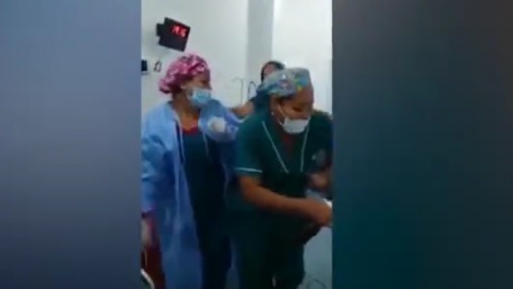 Filmuleţul care provoacă FURIE. Medici surprinşi dansând în jurul unui pacient pe masa de operaţie