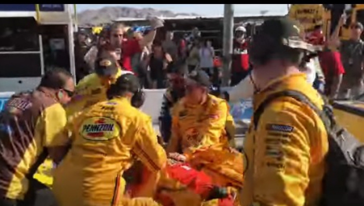Doi piloţi NASCAR s-au luat la bătaie după ce s-au ciocnit în timpul cursei