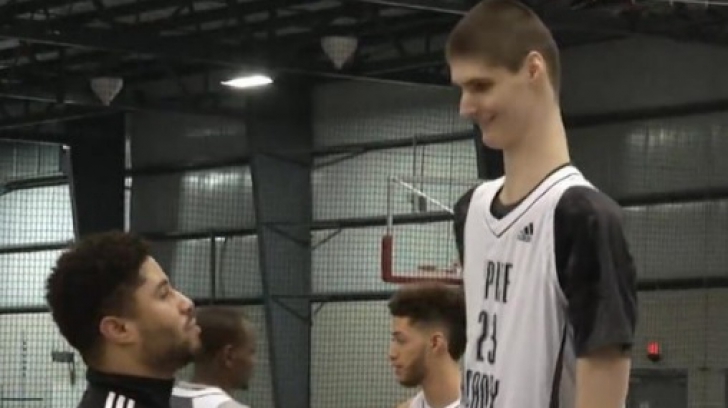 Povestea românului care e noul Ghiţă Mureşan. La 16 ani, are 2,31 metri. Ar putea fi un star în NBA