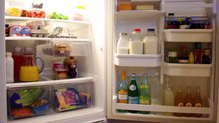 Depozitezi laptele pe uşa frigiderului? Motivul pentru care va trebui să renunţi la acest obicei