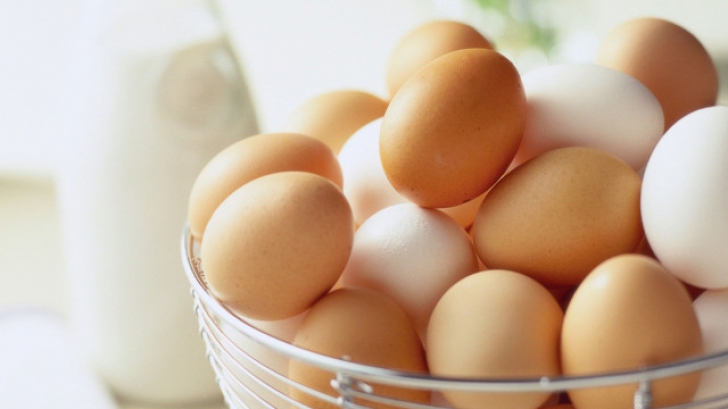 Ouă albe sau maronii. Care este diferenţa între cele două 