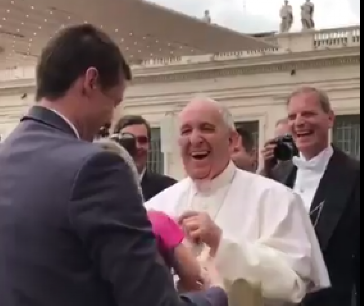 Cine i-a ''furat'' papei Francisc tichia albă de pe cap. Imaginea a devenit virală(VIDEO)