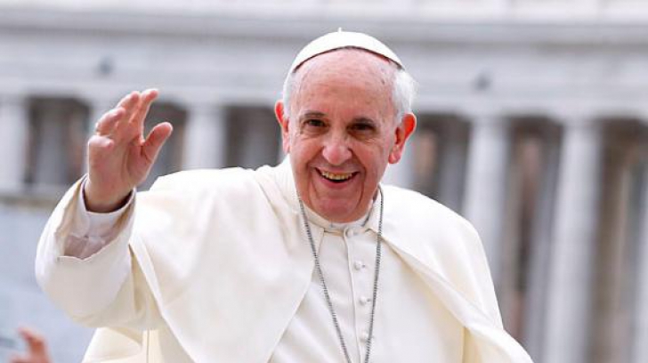 O fetiţă i-a furat chipiul lui Papa Francisc. Reacţia acestuia este uimitoare. VIDEO