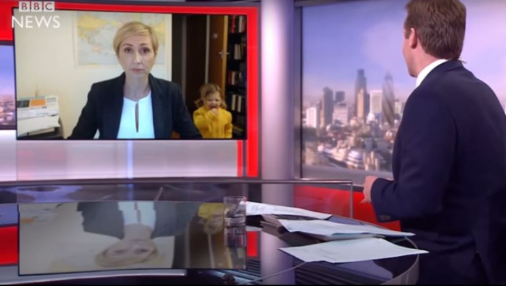 Parodie după interviul BBC întrerupt de copii: cum ar gestiona o femeie aceeași situație