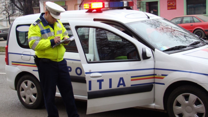 Poliţiştii din Hunedoara au prins hoţul de maşini chiar la volan. Când au văzut cine e, au ÎNGHEŢAT