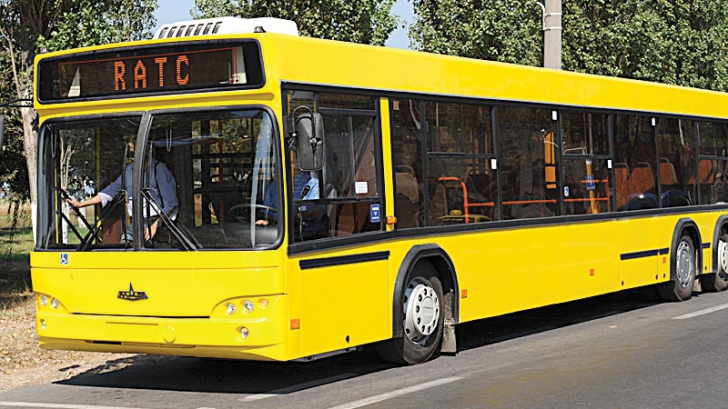 Autobuz vandalizat în ultimul hal! Ce au scris huliganii pe scaunele mijlocului de transport
