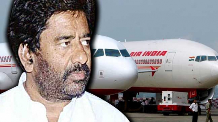 Un parlamentar din India l-a lovit cu papucul de 25 de ori un angajat Air India. Cum se apără