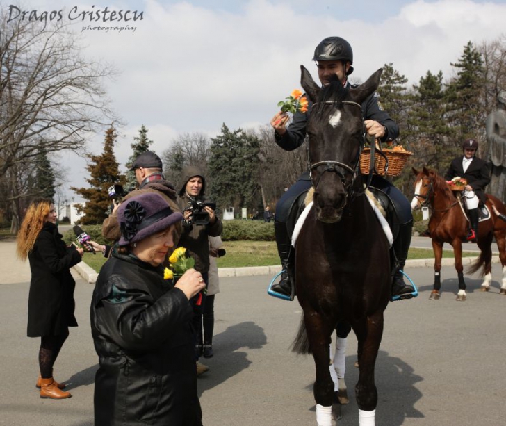 De Ziua Femeii, cavaleri călare au oferit flori 