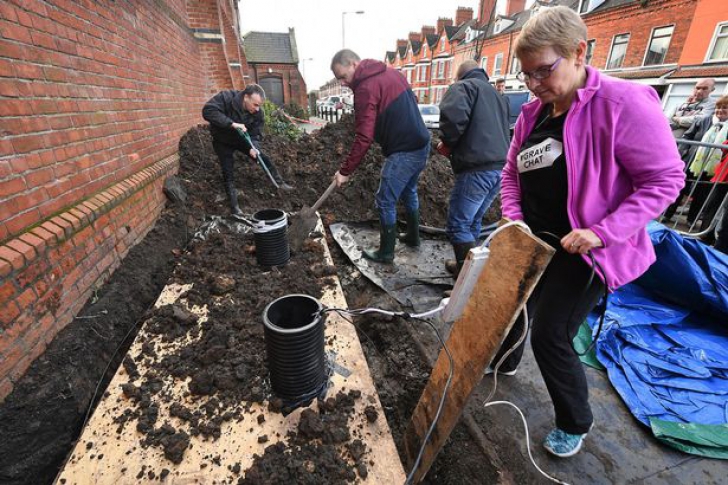 Imagini incredibile. De ce a ales un bătrân să trăiască într-un sicriu pentru câteva zile
