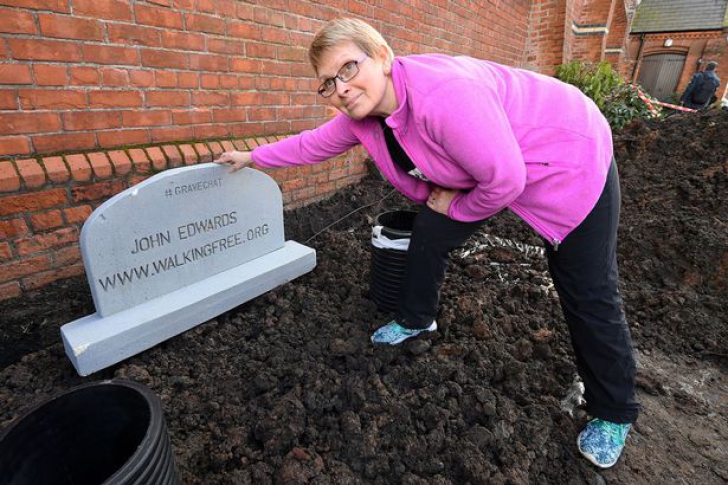 Imagini incredibile. De ce a ales un bătrân să trăiască într-un sicriu pentru câteva zile