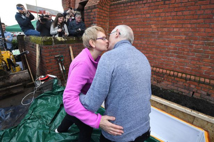 Imagini incredibile. De ce a ales un bătrân să trăiască într-un sicriu pentru câteva zile