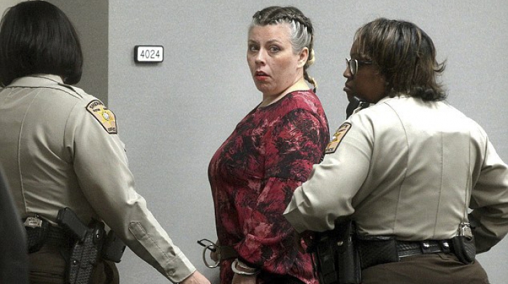 A fost prins de soţie în plin act sexual cu alte două persoane. Ce a urmat după este îngrozitor