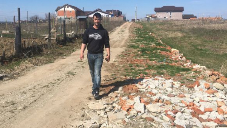 Şi-au reparat SINGURI strada din faţa casei. Acum au dosar penal - se întâmplă în România!