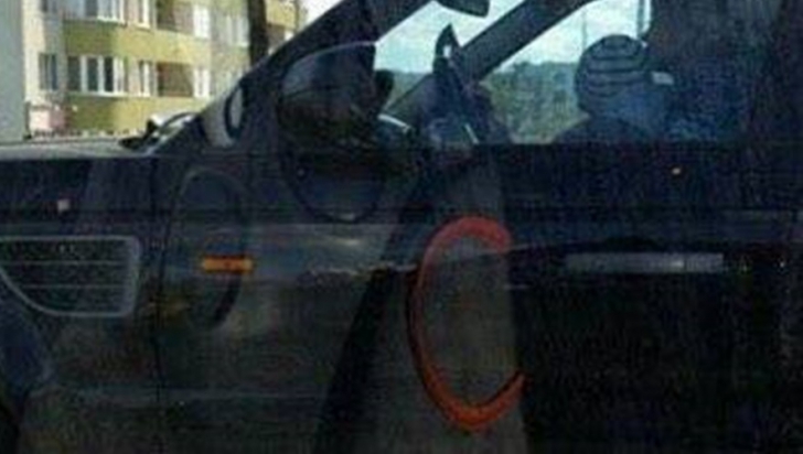 Cum a fost fotografiată o şoferiţă din Moldova, într-o maşină de lux. Era în trafic şi făcea ASTA!