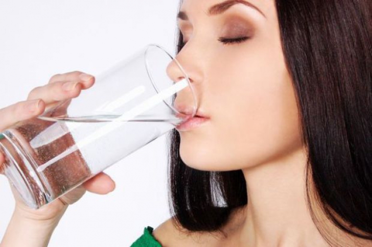 De ce trebuie să consumi un pahar de apă caldă în fiecare dimineaţă. Este aur pentru sănătate!