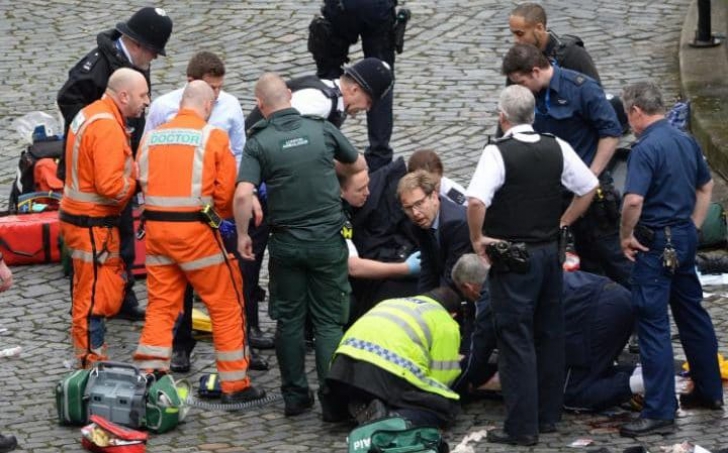 Un ministru şi parlamentar britanic, EROU - s-a luptat să îi salveze viaţa poliţistului înjunghiat 