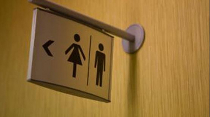 Noua toaletă a unei școli a stârnit controversă printre părinți. Ce elevi o pot folosi