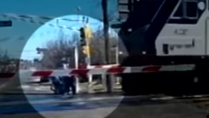 Imagini care-ți taie răsuflarea! Gata să fie spulberată de tren, dar îngerul ei păzitor a salvat-o