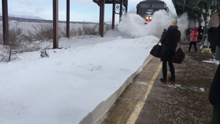 Ce se întâmplă când un tren de mare viteză întră într-o gară cu liniile acoperite de multă zăpadă
