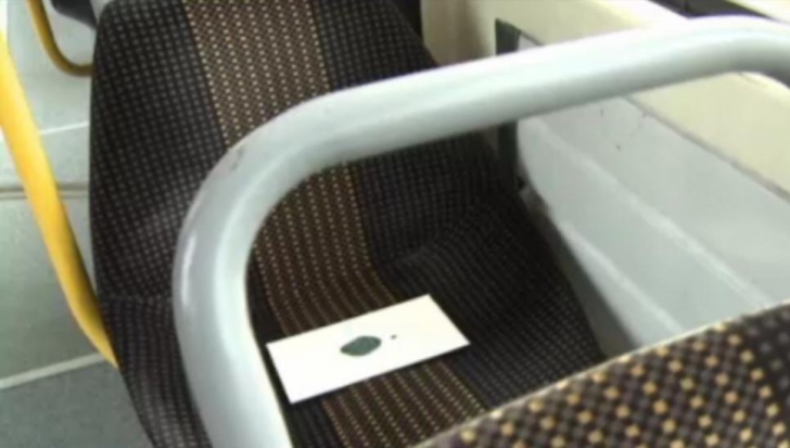 Sute de craioveni au rămas surprinşi când au urcat în tramvai. Ce se afla pe scaunele din interior 