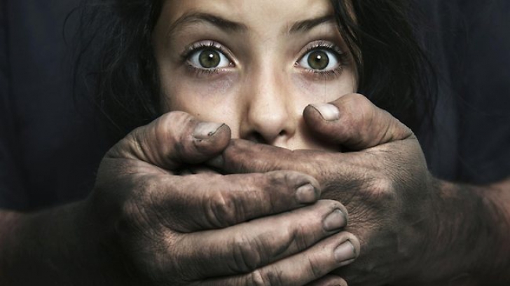 Şocant! Au aflat de pe Facebook că fiica lor de 15 ani este violată de şase bărbaţi