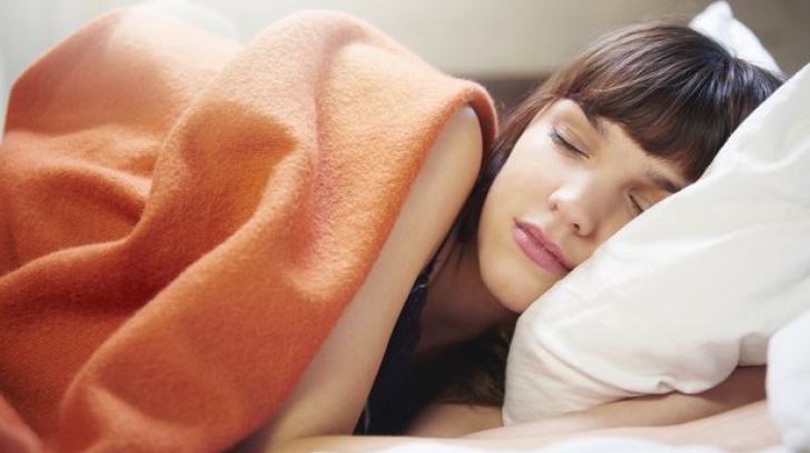 Ai grijă pe ce parte dormi. Poziția în care dormi poate să fie fatală pentru sănătatea ta!