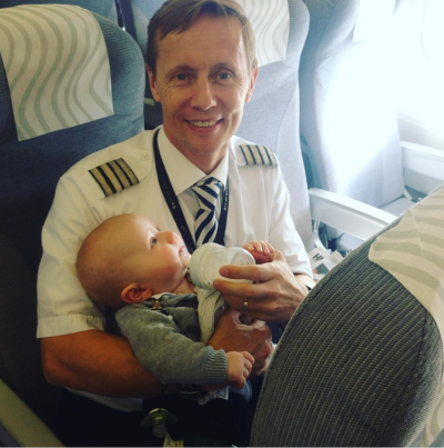 A urcat cu 4 copii în avion. În braţe, avea 2 bebeluşi. I-au zis să coboare, dar... ŞOC cum a zburat