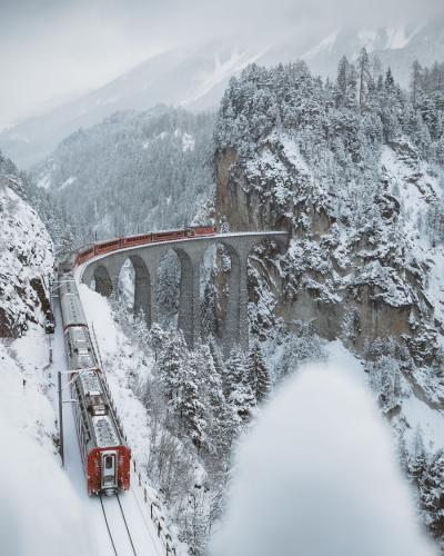 Peisaje de nedescris și un tren roșu: fotografiile care au devenit virale! Rămâi uimit