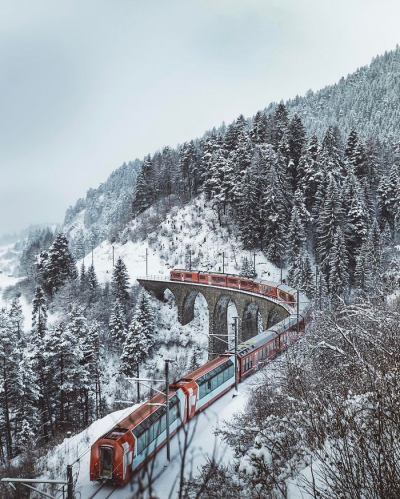 Peisaje de nedescris și un tren roșu: fotografiile care au devenit virale! Rămâi uimit