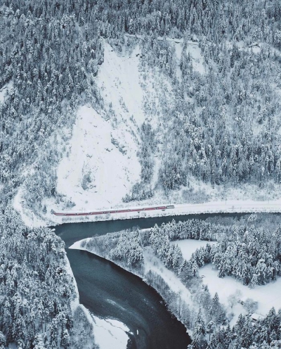 Peisaje de nedescris și un tren roșu: fotografiile care au devenit virale! Rămâi uimit